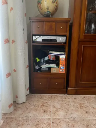 Mueble de salón de madera y cristal