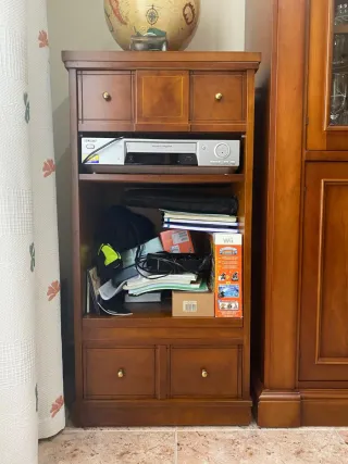 Mueble de salón de madera y cristal