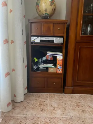 Mueble de salón de madera y cristal