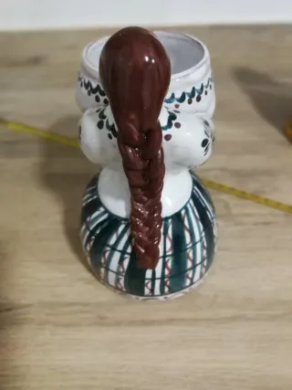 Mujer campesina figura acampanada. Europa.
