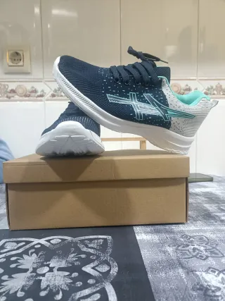 Deportivas azules y turquesa