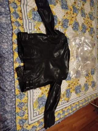 Cazadora de piel negra