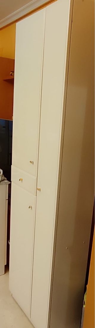 Armario de baño pergamon con tiradores dorados