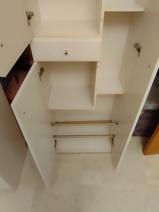 Armario de baño pergamon con tiradores dorados