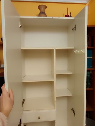 Armario de baño pergamon con tiradores dorados