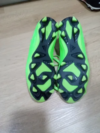Botas de fútbol Adidas verdes