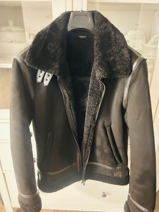 Cazadora aviador Zara negra, con borrego
