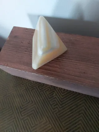 Ferma carte in ceramica a Piramide