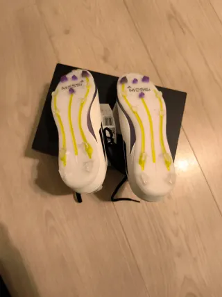 Zapatillas Adidas F5o Messi Fútbol Blancas y Morad