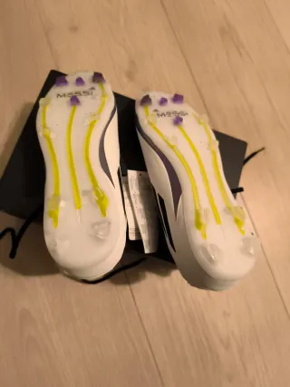 Zapatillas Adidas F5o Messi Fútbol Blancas y Morad