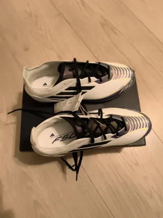 Zapatillas Adidas F5o Messi Fútbol Blancas y Morad
