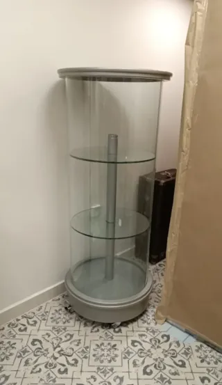 Vitrina redonda de cristal y madera