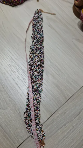 Collar de cuentas multicolor con cadena dorada