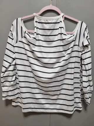 Camiseta de rayas con hombros descubiertos