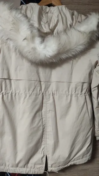 Abrigo beige con capucha y pelo