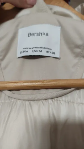 Abrigo beige con capucha y pelo