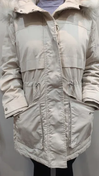 Abrigo beige con capucha y pelo