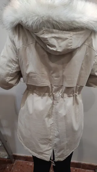 Abrigo beige con capucha y pelo