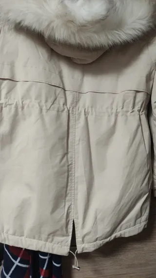 Abrigo beige con capucha y pelo