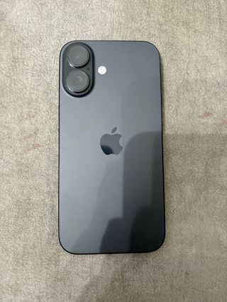 iPhone 16 con su caja original y cable de carga