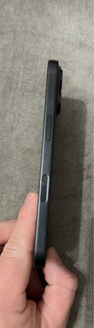 iPhone 16 con su caja original y cable de carga