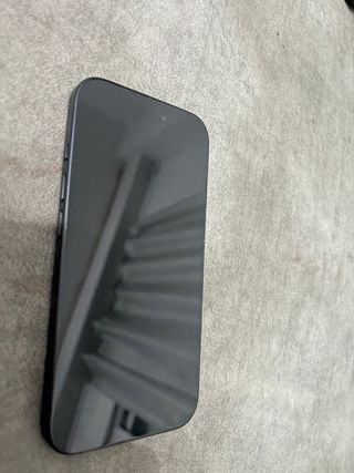 iPhone 16 con su caja original y cable de carga