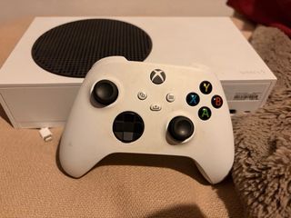 Xbox Series S + Mando Blanco