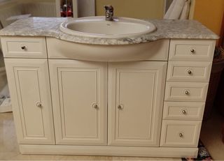 Mueble baño con lavabo, grifo, y encimera mármol