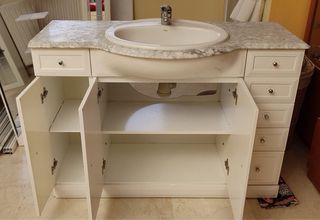 Mueble baño con lavabo, grifo, y encimera mármol