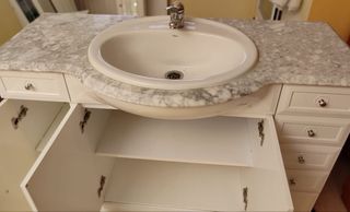 Mueble baño con lavabo, grifo, y encimera mármol