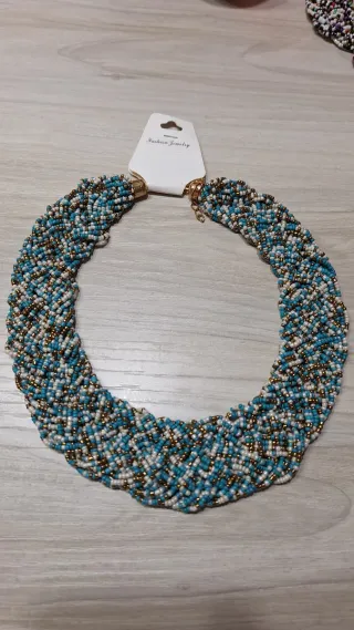 Collar de cuentas azul y dorado