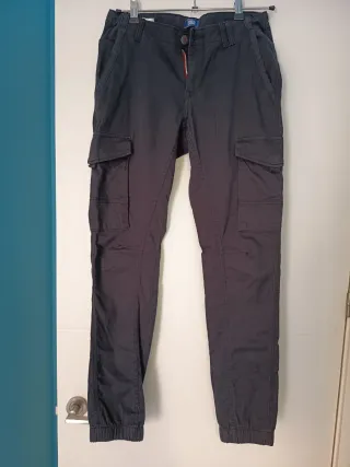 Pantalones Cargo Jack & Jones Negros. Talla 14 año