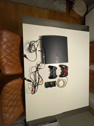 Consola PS3 con mandos y cables