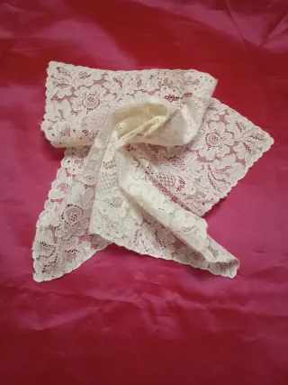 Pañuelo de encaje Alençon artesanal antiguo