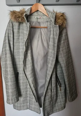 Abrigo con capucha y pelo