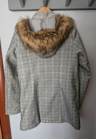 Abrigo con capucha y pelo