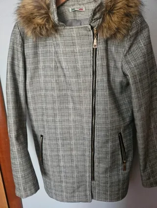 Abrigo con capucha y pelo