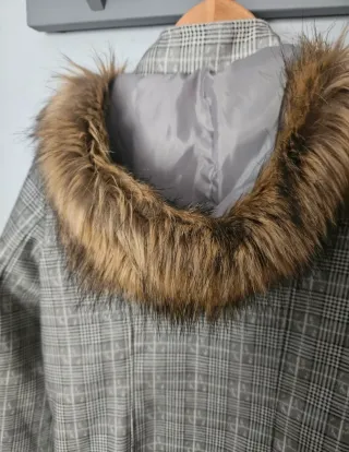 Abrigo con capucha y pelo