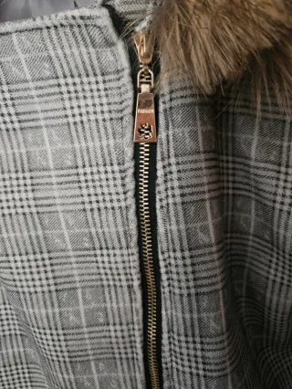 Abrigo con capucha y pelo