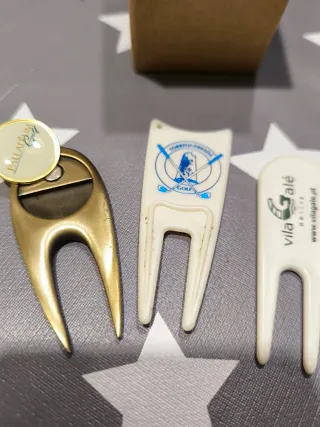 Marcadores y reparador de piques de golf