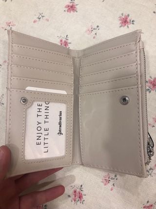 Monedero Stradivarius beige acolchado