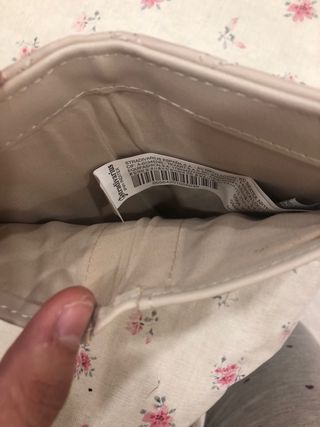 Monedero Stradivarius beige acolchado