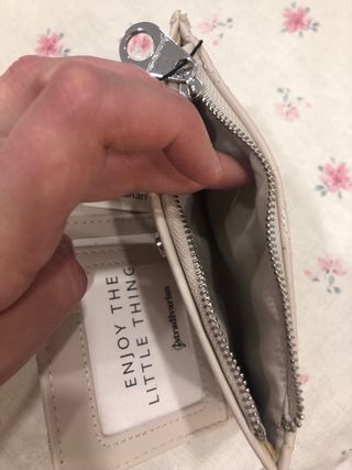 Monedero Stradivarius beige acolchado