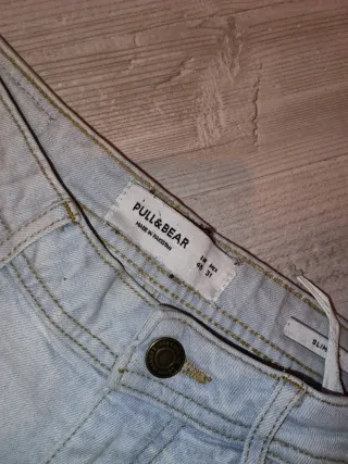 Pantalón vaquero Pull&Bear roto