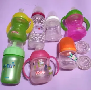 Lote 7 biberones y tazas con asas para bebé.