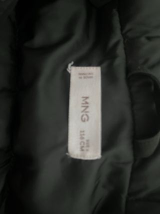 Abrigo verde con capucha y pelo