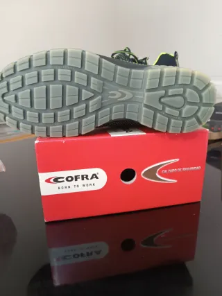 Zapatos de seguridad Cofra negros y verdes