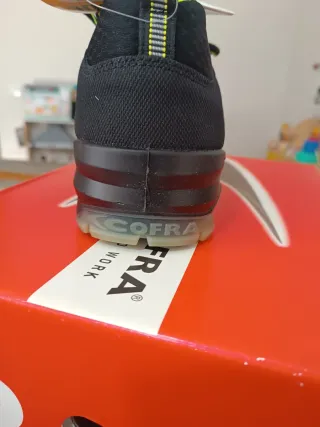 Zapatos de seguridad Cofra negros y verdes