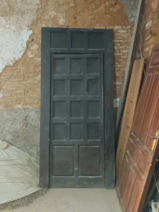 Portón de madera oscuro