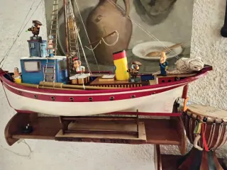 Barco de madera con motor y figuras